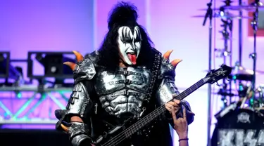 Vokalis KISS, Gene Simmons saat menghibur penonton selama 23rd Annual Race to Erase MS Gala di The Beverly Hilton Hotel, California, USA (15/4). Band asal Amerika ini terbentuk di New York City pada Januari 1973. (AFP PHOTO/Frederick M. Brown)