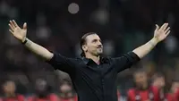 Ibrahimovic memberikan pidato perpisahan kepada fans Milanisti di stadion. (AP Photo/Antonio Calanni)