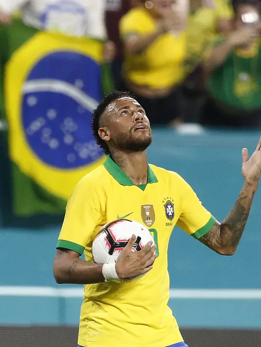 Penyerang Brasil, Neymar Jr berselebrasi usai mencetak gol ke gawang Kolombia selama laga uji coba di Hard Rock Stadium, Florida (7/9/2019). Gol neymar pada menit ke-58 ini menjadi penyelamat Brasil. (AFP Photo/Rhona Wise)