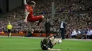 Bek Rubin Kazan, Oleg Kuzmin (kanan) berusaha menghalau bola yang dibawa bek Liverpool, Alberto Moreno pada  laga lanjutan Grup B Liga Europa di Anfield, Jumat (23/10/2015). Liverpool bermain imbang dengan Rubin Kazan dengan skor 1-1. (Reuters/Phil Noble)