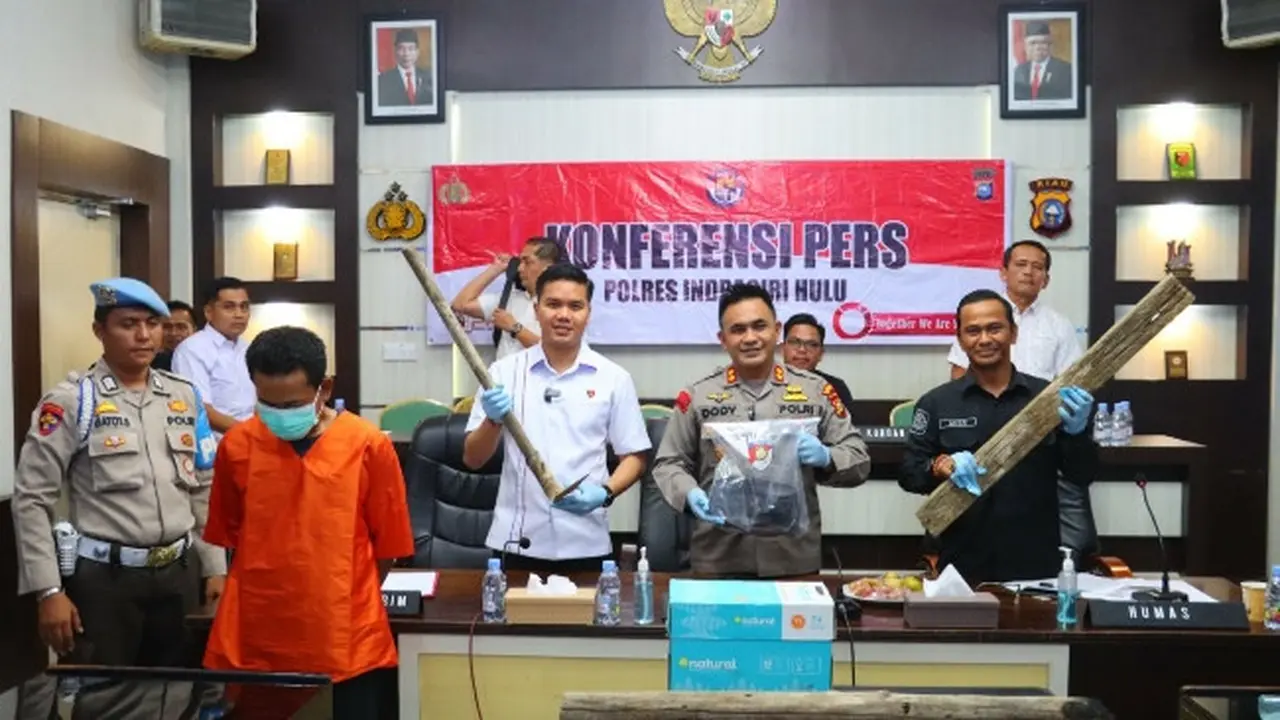Konferensi pers pengungkapan kasus pembunuhan terhadap ayah dan anak di Indragiri Hulu.