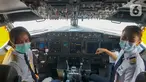 Dua pilot wanita sebelum terbang menggunakan pesawat GA 312 rute Jakarta – Surabaya, di Bandara Soekarno-Hatta, Rabu (21/4/2021). Garuda Indonesia mengadakan penerbangan khusus "Kartini Flight” melalui kehadiran pilot, awak kabin hingga release-woman yang semuanya perempuan. (Liputan6.com/Pool/GIA)