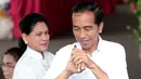 Calon Presiden Nomor Urut 01 Joko Widodo atau Jokowi menunjukkan jari yang telah dicelup tinta usai melakukan pencoblosan dalam Pemilu 2019 di TPS 008 Gambir, Jakarta Pusat, Rabu (17/4). Jokowi dan Iriana terdaftar di nomor urut 154 dan 155 daftar DPT. (AP/Dita Alangkara)