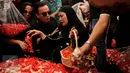 Keluarga dan kerabat korban pembunuhan Pulomas menabur bunga di pusara makam di TPU Tanah Kusir, Jakarta, Rabu (28/12). Tiga jenazah korban pembunuhan yaitu Dodi Triono (59), Diona Arika (16) dan Dianita Gemma (9). (Liputan6.com/Gempur M Surya)