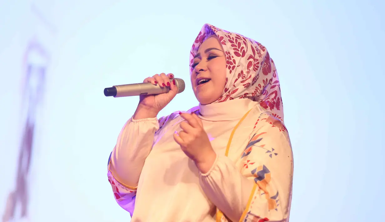 Penyanyi dan pencipta lagu Melly Goeslaw dipercaya mencipta lagu untuk film Kartini yang digarap Hanung Bramantyo. Banyak kesulitan dirasakan oleh istri Anto Hoead tersebut. (Nurwahyunan/Bintang.com)
