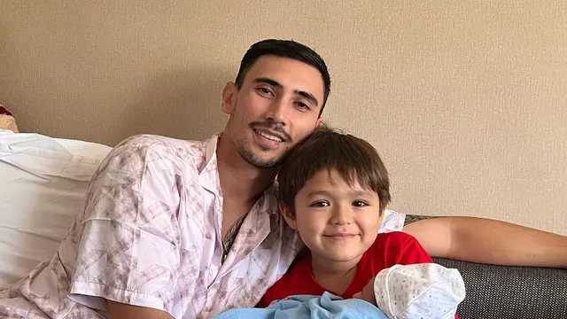 Vincent Verhaag bersama El Barack Alexander dan putra kandungnya dengan Jessica Iskandar. (Instagram @alexanderbarackel)