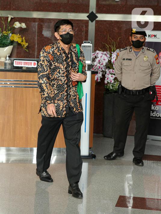 Kepala Kantor Pajak Madya Jakarta Timur, Wahono Saputro, berjalan keluar Gedung Merah Putih KPK, Jakarta Selatan, Selasa (14/3/2023).  Sejumlah pertanyaan dilontarkan oleh para awak media, termasuk soal kepemilikan saham di perusahaan Rafael Alun Trisambodo. (Liputan6.com/Faizal Fanani)