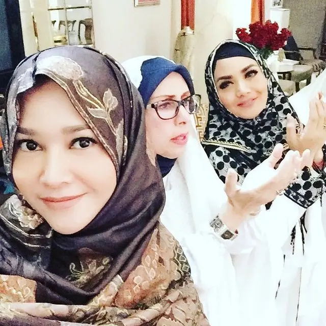Potret Maia Estianty dalam balutan hijab