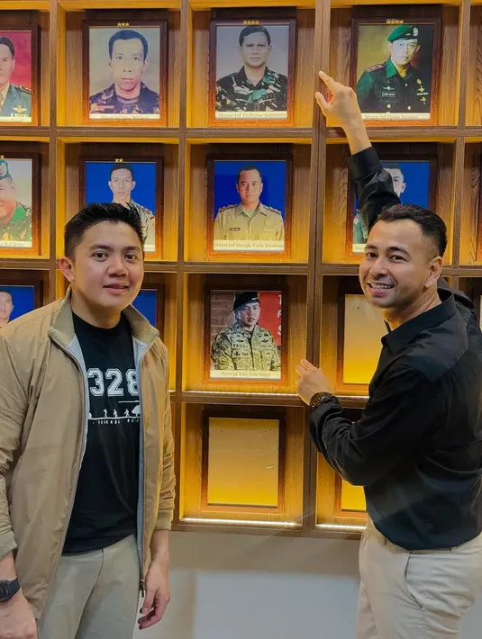 Dalam salah satu unggahan, Raffi Ahmad pernah mengatakan jika ia selalu mendapatkan hal positif dan inspiratif dari sosok Mayor Teddy. Jika sedang tidak dinas, Mayor Teddy juga sempat berkunjung ke rumah Raffi di Andara. Atau saat mengisi sebuah acara bersama, keduanya pun tak lupa unjuk kedekatan. (Liputan6.com/IG/@raffinagita1717)