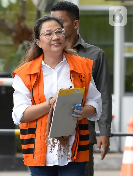 Asisten mantan Komisioner KPU Wahyu Setiawan, Agustiani Tio Fridelia saat akan menjalani pemeriksaan penyidik di Gedung KPK, Jakarta, Senin (27/1/2020). Fridelia diperiksa terkait kasus dugaan penerimaan hadiah atau janji penetapan anggota DPR Terpilih 2019-2024. (merdeka.com/Dwi Narwoko)