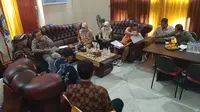 Anggota DPRD Ponorogo mendatangi kampus UTS untuk memastikan keaslian ijazah Sugiri Sancoko. (Dian Kurniawan/Liputan6.com)