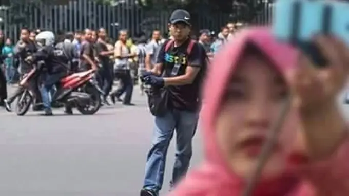 Foto 'Selfie' Berlatar Belakang Pelaku Teror Bom Sarinah Hoax?