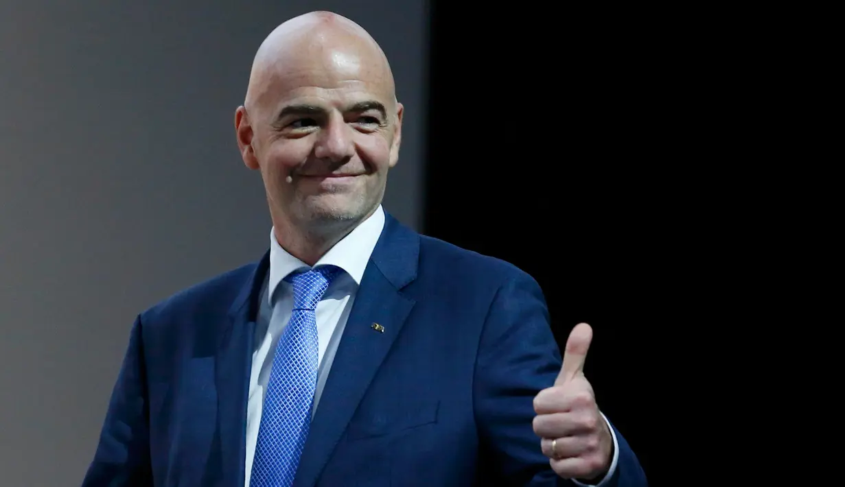 Presiden FIFA yang baru terpilih, Gianni Infantino mengacungkan jempol saat menghadiri konferensi pers selama kongres luar biasa FIFA di Zurich, Swiss, Jumat (26/2). Infantino menggantikan Sepp Blatter melalui pemilihan dua tahap. (REUTERS/Ruben Sprich)