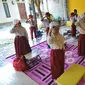 Murid kelas III SDN 02 Pondok Petir mengikuti kegiatan belajar mengajar di teras rumah salah satu siswa di Depok, Senin (31/08/2020). Sudah hampir dua minggu ini, mereka mengadakan pembelajaran secara tatap muka dengan guru yang berkeliling atas permintaan wali murid. (merdeka.com/Arie Basuki)