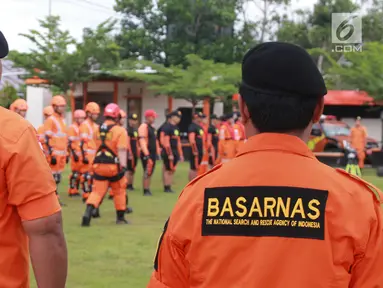 Kantor Pencarian dan Pertolongan (Basarnas) Gorontalo mengikuti apel gelar pasukan dan peralatan SAR di Kantor SAR Gorontalo, Senin (27/5/2019). Apel khusus secara interen ini merupakan langkah awal kesiapsiagaan personel dan peralatan SAR untuk pengamanan lebaran. (Liputan6.com/Arfandi Ibrahim)