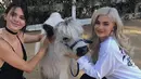 “Terima kasih sudah membantuku dalam mengumpulkan uang untuk Teen Cancer America. Sumbangan itu bernilai Rp 6 miliar dari hasil penjualan kosmetik edisi ulang tahunku,” tambah Kylie menuliskan. (Instagram/kyliejenner)