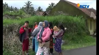 Ibu dan anak-anak seketika berhamburan keluar rumah saat angin ribut menerjang kawasan mereka di Tasikmalaya, Jawa Barat.