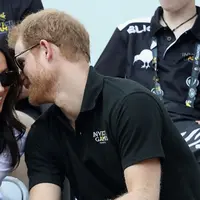 Setelah dinantikan kemunculannya di depan umum secara bersama-sama, akhirnya pasangang kekasih ini menjawab keresahan masyarakat. Hadir di Invictus Games, pangeran Harry pun mengajak sang kekasih. (AFP/Chris Jackson)