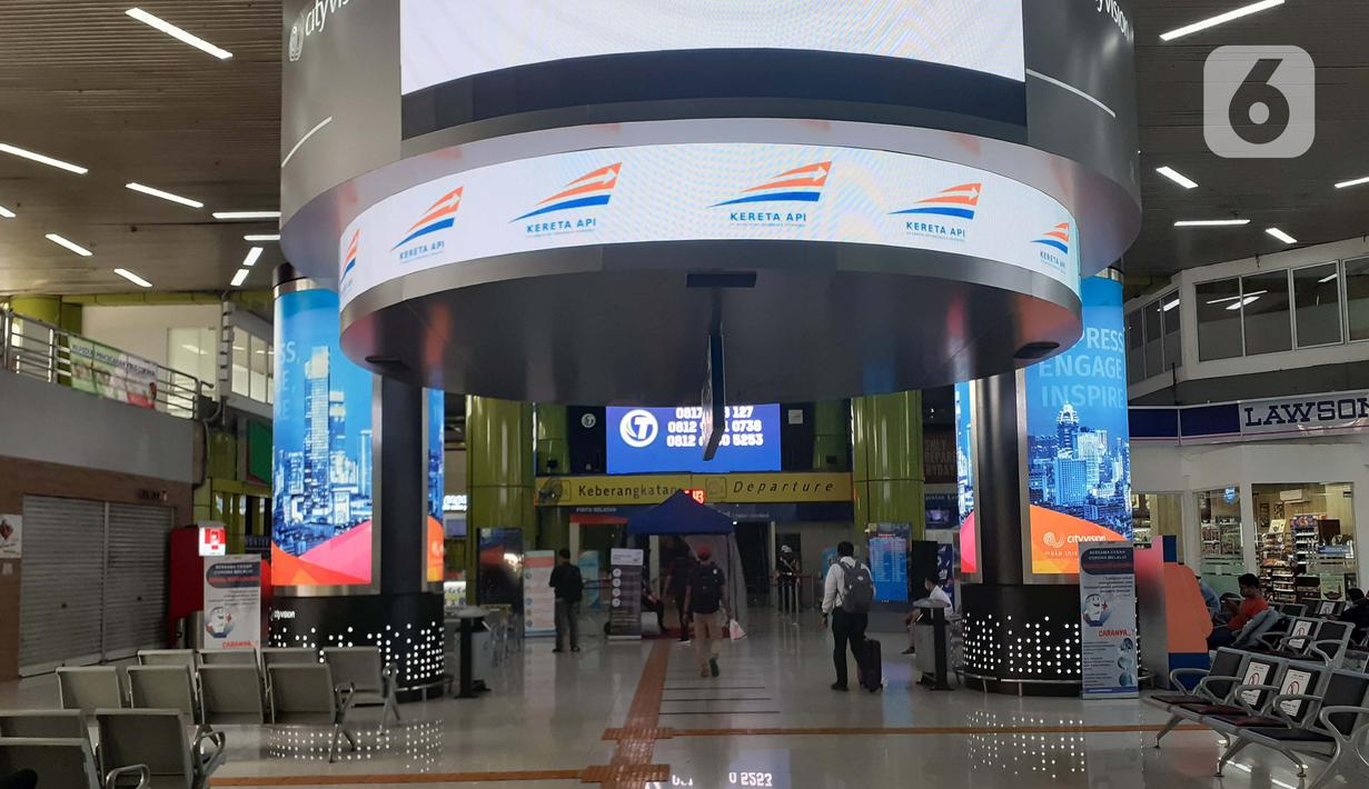 Foto Banyak Jadwal Perjalanan Dibatalkan Stasiun Gambir Dan Pasar Senen Sepi News Liputan6 Com