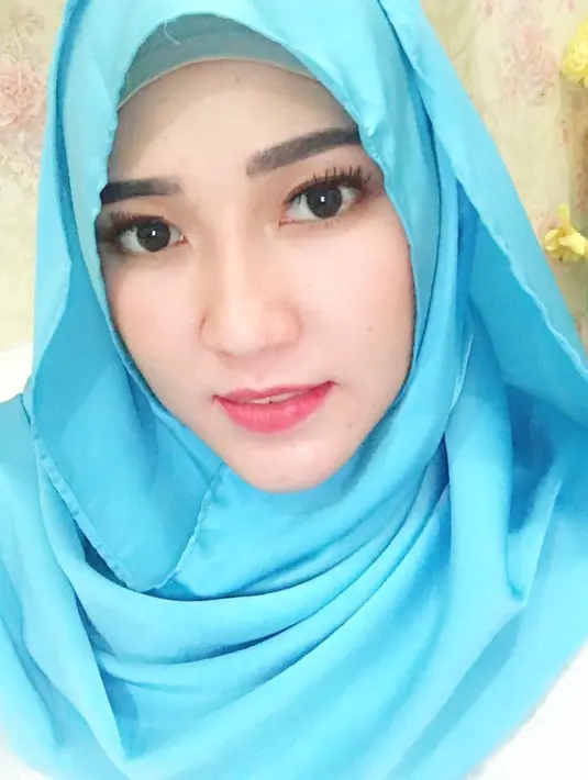 Via Vallen terlihat cantik menawan saat dirinya mengenakan hijab warna biru laut. (Foto: instagram.com/viavallen)