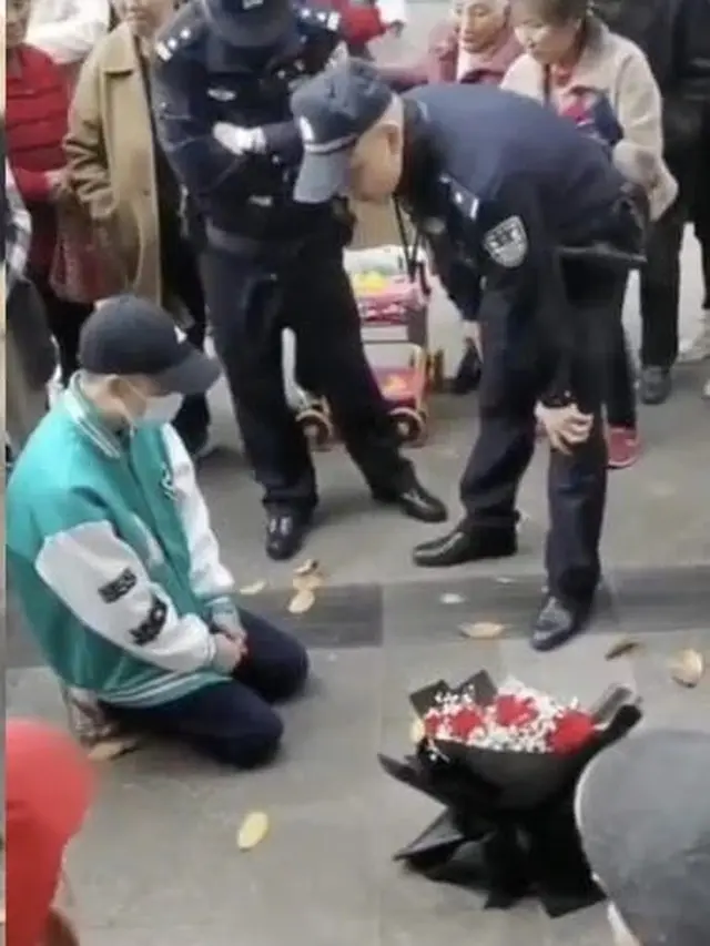Bucin Parah, Pria Ini Rela Berlutut 21 Jam di Depan Kantor Mantan Pacar Agar Balikan