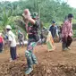 Progres pembangunan jalan baru program TMMD di desa Pancasura, Singajaya, Garut, Jawa Barat (Liputan6.com/Jayadi Supriadin)