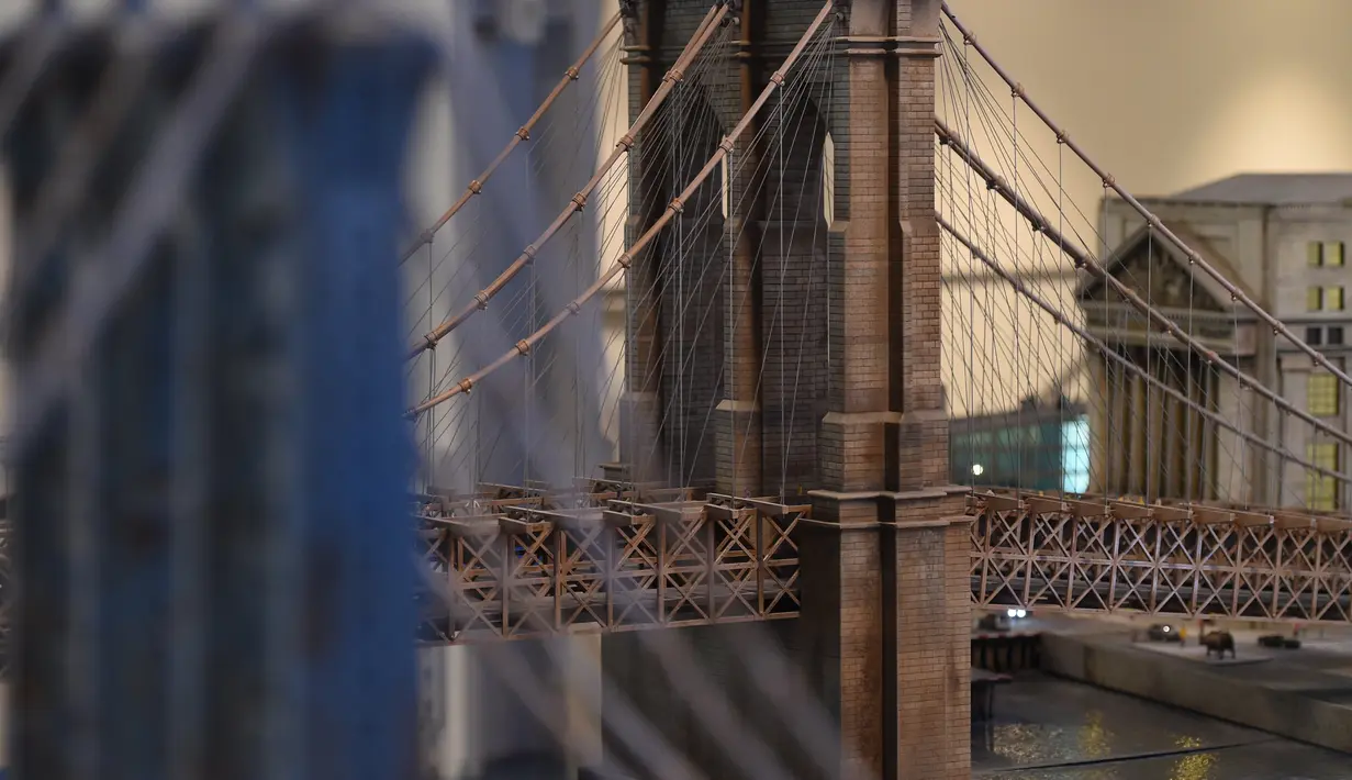 Miniatur Jembatan Brooklyn di New York dipamerkan saat acara Gulliver’s Gate di Times Square, New York City, Senin (10/4). Panitia berharap pameran ini mampu menyedot 1 juta pengunjung. (AFP PHOTO / TIMOTHY A)