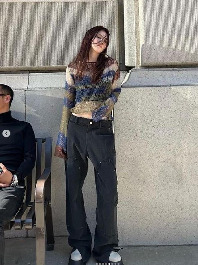 6 Potret Han So Hee di Balik Layar Syuting 'Seven' Jungkook BTS