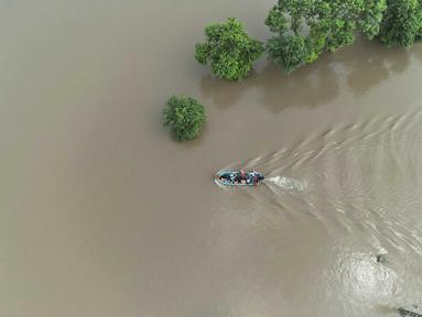 Petugas penyelamat mengevakuasi penduduk desa dari daerah banjir setelah hujan deras dan naiknya permukaan air di sungai Thatta Mahla, Distrik Jhang, Pakistan, Senin 1 September 2025. (AP Photo/Jahan Zeb)