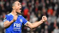 Aston Villa finis di peringkat ke-7 Liga Inggris musim 2022/2023 dan berhak bermain di Europa Conference League musim depan. Untuk memperkuat skuad, mereka baru saja mendapatkan salah satu andalan Leicester City, klub yang harus terdegradasi ke Championship muism depan, Youri Tielemans secara gratis. Sebelumnya, The Villans juga sempat mendatangkan beberapa pemain dengan status bebas transfer. Termasuk Youri Tielemans, ini dia daftar 5 pemain terakhir yang didatangkan Aston Villa secara gratis. (AFP/Damien Meyer)