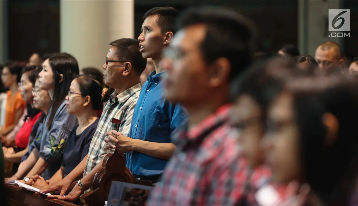 Ribuan umat Kristen Katolik melaksanakan Misa Pontifikal Natal di Gereja Katedral, Jakarta, Senin (25/12). Misa pontifikal merupakan misa paling ramai dihadiri jemaat, dan dipimpin langsung Uskup Agung Jakarta Ignasius Suharyo.(Liputan6.com/Faizal Fanani)