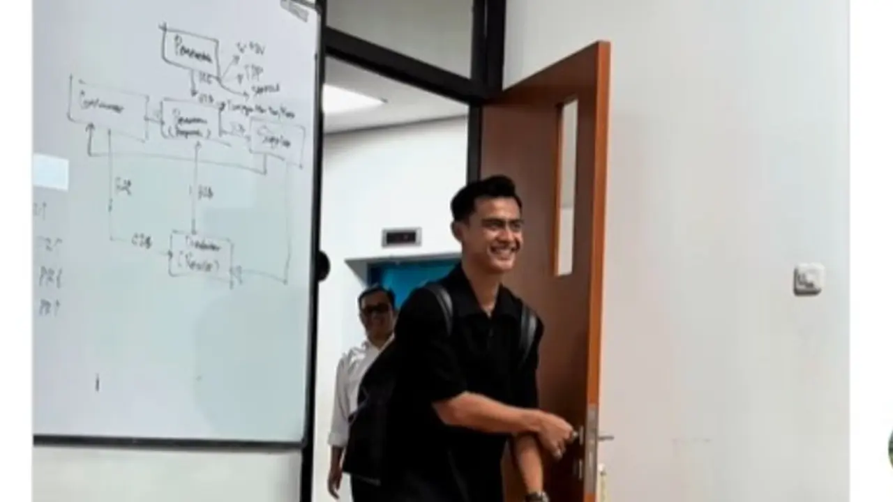 Tak Hanya Sibuk Berkarier, Pratama Arhan Tetap Kuliah dan Datang ke Kampus.  (dok.Instagram @udinusofficial/https://www.instagram.com/p/DJYrqJUS7cK/Henry)