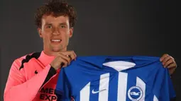 Gelandang bertahan Belanda berusia 24 tahun, Mats Wieffer didatangkan Brighton and Hove Albion pada awal musim 2024/2025 dari klub Belanda, Feyenoord dengan nilai transfer 32 juta euro atau setara Rp550 miliar. Dari dua laga awal di Premier League 2024/2025, ia telah bermain satu kali dengan torehan satu assist.(brightonandhovealbion.com)