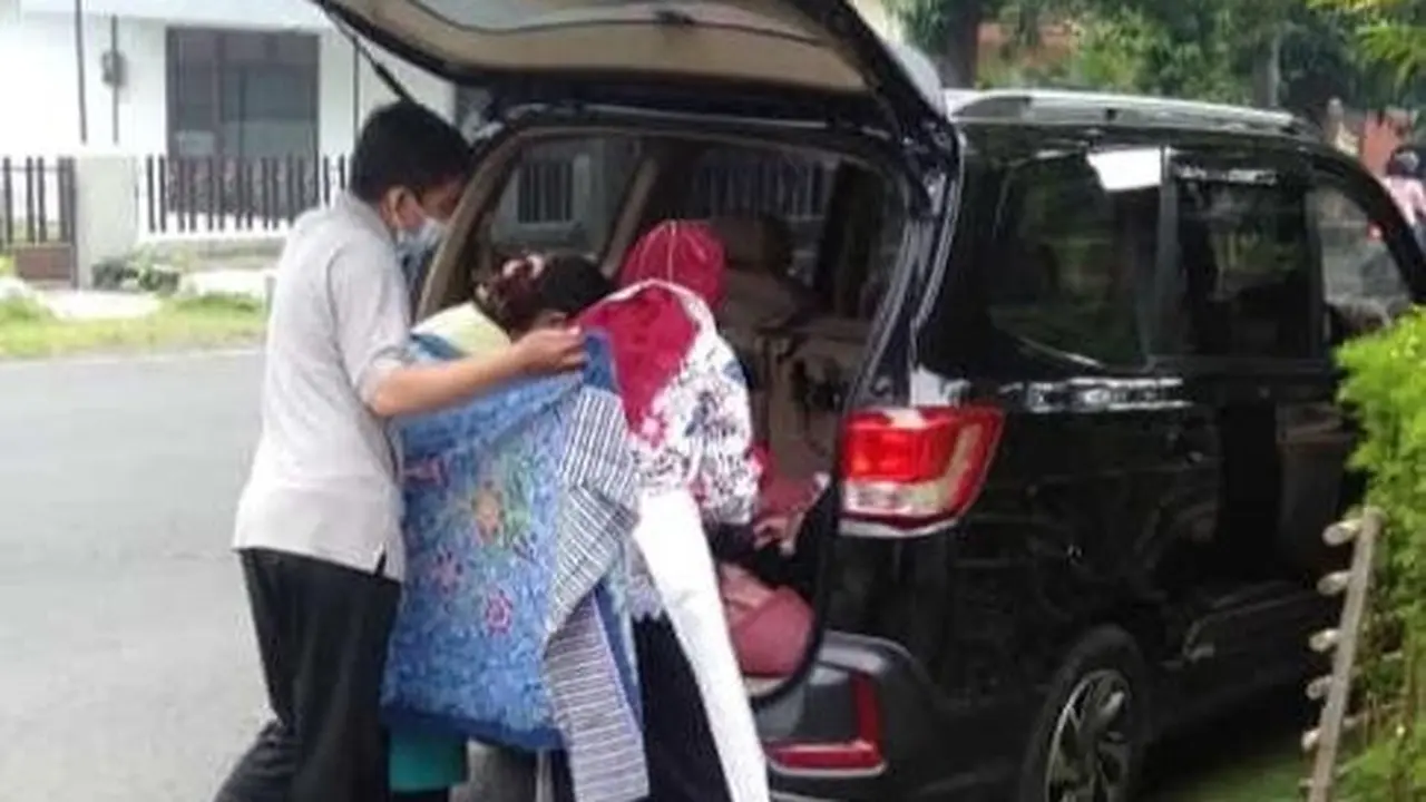 Proses persalinan di mobil milik driver GoCar di Banyuwangi. (Istimewa)