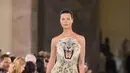 Seperti model Shalom Harlow yang mengenakan gaun motif macan tutul putih dengan replika kepala macan. [@schiaparelli].