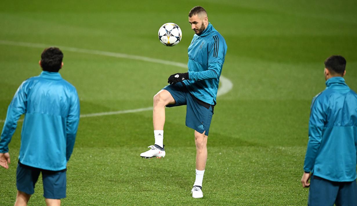 Pemain Real Madrid, Karim Benzema (tengah) mengendalikan bola saat sesi latihan di Stadion Parc des Princes, Paris, Prancis, Senin (5/3). Real Madrid akan menghadapi Paris Saint Germain (PSG) pada leg kedua babak 16 besar Liga Champions. (FRANCK FIFE/AFP)