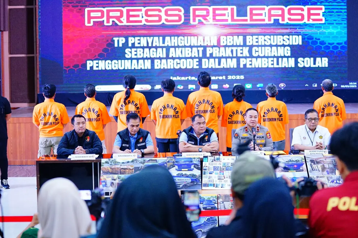 Polisi membongkar sindikat penyalahgunaan solar subsidi di Tuban, Jawa Timur, dan Karawang, Jawa Barat. Total ada delapan orang tersangka yang diringkus, dua orang lain masih diburu.