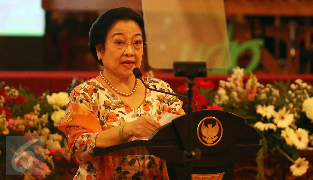Presiden Ke-5 RI, Megawati Soekarnoputri memberikan pidato saat Peringatan KAA 2017 di Istana Negara, Jakarta, Selasa (18/4). Menurut Megawati, awal berdirinya KAA bukan dimaksudkan untuk menentang blok lain (Liputan6.com/Angga Yuniar)