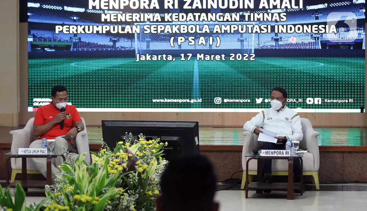 Menpora Zainudin Amali (kanan) menghadiri pertemuan dengan pemain Timnas Sepak Bola Amputasi Indonesia di Gedung Kemenpora, Jakarta, Kamis (17/3/2022). Timnas Sepak Bola Amputasi Indonesia baru saja memastikan diri lolos ke Piala Dunia Amputasi 2022 di Turki. (Liputan6.com/Herman Zakharia)