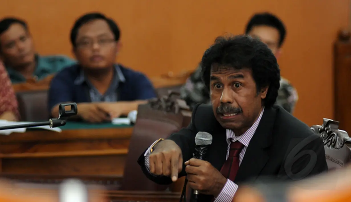 Pakar Hukum Tata Negara, Margarito Kamis memberikan kesaksian pada sidang lanjutan praperadilan status tersangka Komjen Budi Gunawan (BG) di PN Jakarta Selatan, Jakarta, Rabu (11/2/2015). (Liputan6.com/Helmi Fithriansyah)