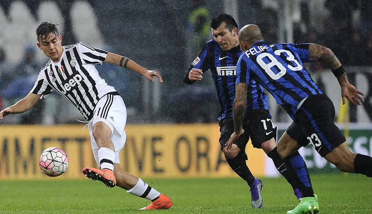 Penyerang Juventus, Paulo Dybala, berusaha melewati pemain Inter Milan Gary Medel. Juventus lebih menguasai jalannya laga dengan penguasaan bola 52 persen. (Reuters/Giorgio Perottino)