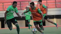 Para pemain Persebaya Surabaya menjajal lapangan Gelora Bung Tomo Surabaya, Jumat (29/9/2017). Persebaya akan menjamu Persigo Semeru FC dalam lanjutan babak 16 besar Liga 2, Sabtu (30/9/2017). (Liputan6.com/Dimas Angga P)