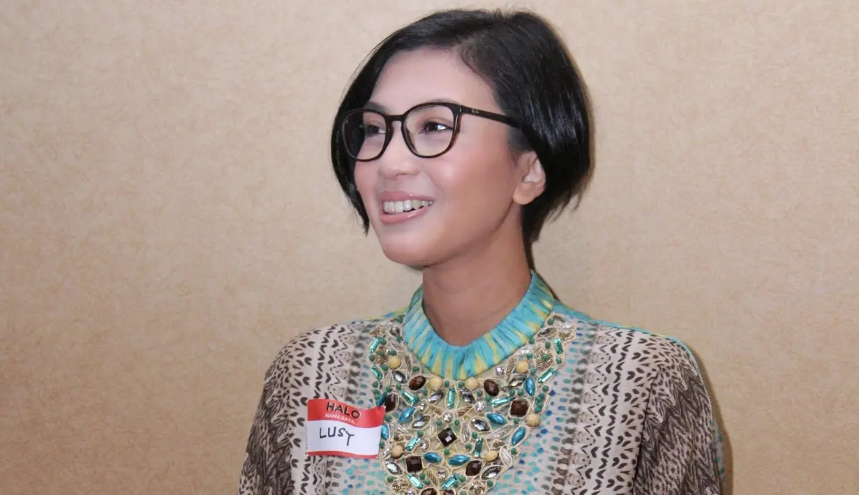 "Disana tinggal di rumah yang harganya 5 juta dolar aja, dia gak punya pembantu. Tapi mungkin dia seminggu sekali manggil orang buat bersihin rumah doing,” ucap Lusi Rahmawati. (Adrian Putra/Bintang.com)