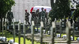 Personel TNI mengusung  jenazah mantan KSAD Jenderal TNI (Purn) Pramono Edhie Wibowo saat pemakaman di Taman Makam Pahlawan Kalibata, Jakarta, Minggu (14/6/2020). Pemakaman Pramono Edhie Wibowo dilaksanakan secara militer. (Liputan6.com/Faizal Fanani)