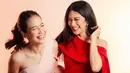 <p>Dian Sastrowardoyo dan Pevita Pearce merupakan dua aktris yang menjadi brand ambassador POND'S. Dalam acara POND'S yang diselenggarakan beberapa Waktu lalu, keduanya sempat memperlihatkan kedekatan yang hangat. [Foto: Instagram/pevpearce]</p>
