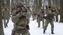 Anggota Pasukan Pertahanan Teritorial Ukraina, unit militer sukarelawan Angkatan Bersenjata, berlatih di taman kota di Kyiv, Ukraina, 22 Januari 2022. Puluhan warga sipil bergabung dengan tentara cadangan Ukraina dalam beberapa pekan terakhir di tengah ancaman invasi Rusia. (AP Photo/Efrem Lukatsky)