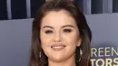 Selena Gomez pun tampil simple tanpa aksesori berlebihan. Ia hanya melengkapi penampilannya dengan mengenakan anting perak besar dan cincin berlian, semuanya dari brand perhiasan Messika. [@messika]