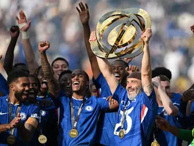 Berakhirnya kerja sama antara Chelsea dan Enzo Maresca menjadi kabar mengejutkan di awal tahun 2026. Pasalnya, sang pelatih telah memberikan trofi untuk The Blues sekaligus mengakhiri puasa gelar sejak musim 2021/2022. (AFP/Angela Weiss)