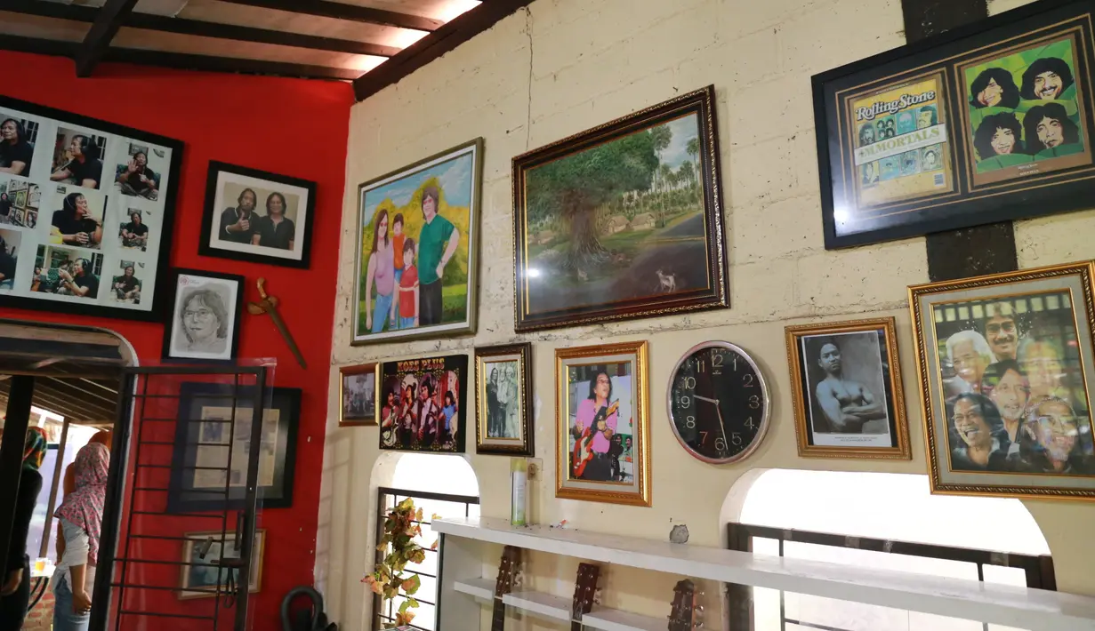 Foto-foto Yon semasa merintis kariernya. Seperti diketahui, sekitar 60 tahun lalu, ia membentuk grup musik bersama saudaranya dan diberinama Koes Brothers hingga berubah Koes Bersaudara dan menjadi Koes Plus. (Adrian Putra/Bintang.com)