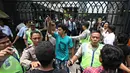 Massa dari Solidaritas Pergerakan Mahasiswa Indonesia terlibat kericuhan dengan polisi dan petugas keamanan di depan Kantor DPP Partai NasDem, Jakarta, Senin (18/1). Kericuhan terjadi akibat massa dilarang berdemo. (Liputan6.com/Immanuel Antonius)